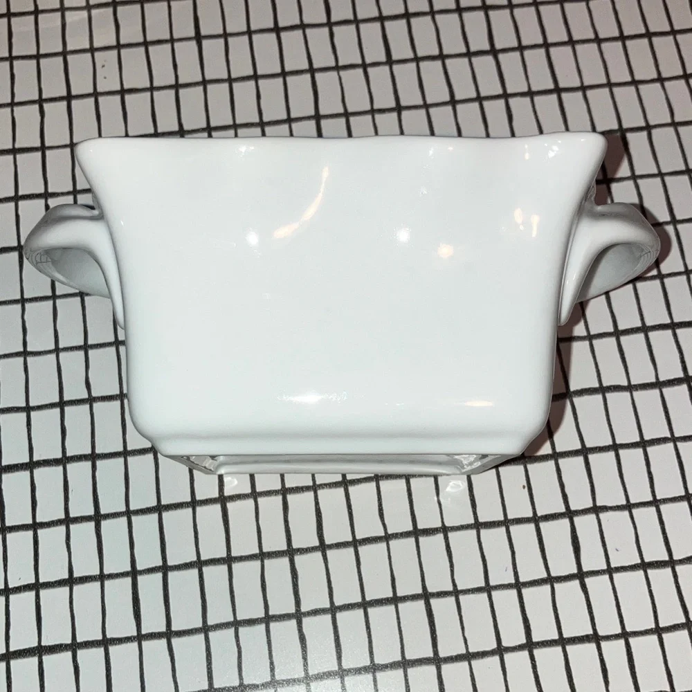 White Ceramic Ruffled Baking Dish with Handles - Picture 4 of 7